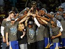 AMPIONI NBA. Basketbalisté Golden State s trofejí pro vítze NBA.