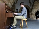 Student Jindich Domanja inicioval umístní veejného piana do podloubí...