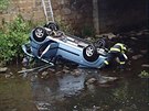 �idi�ka dostala smyk a spadla s autem do �eky Tepl�.