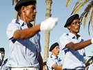 Policisté procházejí libyjským Tripolisem bhem ceremonie, kdy jsou uvedeni do...