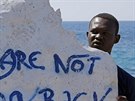 Uprchlík drí nápis Vracet se nebudeme poblí hranic mezi Itálií a Francií...
