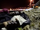 Uprchlík spí na zemi ve Ventimigliu, které leží u hranic mezi Itálií a Francií...
