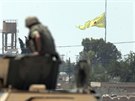 Z Turecka je k vidní vlajka kurdských jednotek YPG (16. ervna 2015).