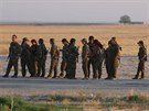 Bojovníci kurdských jednotek YPG na východ Tall Abjadu (15. ervna 2015).