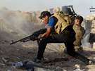 lenové iráckých ozbrojených sil brání své pozice proti Islámskému státu u...