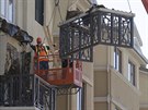 Oprava spadlého balkonu v americkém Berkeley, pi jeho pádu zemelo est...