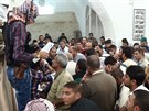 Muži z Mosulu se shromáždili u členů Islámského státu, aby podepsali, že se...