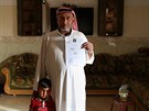 Šejk Abdulláh Ibráhím s certifikátem o smrti své ženy, který mu dal Islámský...