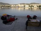 Uprchlíci spí na eckém ostrov Lesbos (17. ervna 2015).