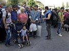Uprchlíci na eckém ostrov Lesbos ekají na jídlo. (15. ervna 2015)