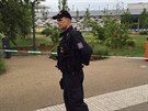 Kv�li hrozb� bomby museli policist� evakuovat z�kazn�ky z obchodn�ho centra na...