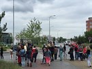 Kv�li hrozb� bomby museli policist� evakuovat z�kazn�ky z obchodn�ho centra na...