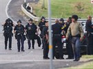 Ozbrojenc stílel v Dallasu na policisty, ped stanicí nechal bombu (13. ervna...