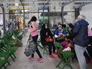 Uprchlíci ekají v prázdném obchod na hlavním nádraí v Milán. Sousední státy...