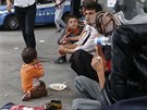 Uprchlíci ekají na hlavním nádraí v Milán. Sousední státy zpísnily hraniní...