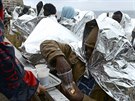 Uprchlíci posedávají na hraniním pechodu mezi msty Ventimiglia v Itálii a...
