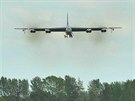 Americk bombardr B-52 pistv na zkladn ve Fairfordu.