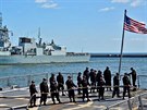 Kanadská lo HMCS Fredericton (FFH 337) proplouvá pístavem v Gdyni kolem...