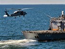 Vrtulník MH-60R Sea Hawk z americké USS Vicksburg (CG 69) pistává na palub...