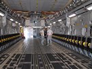 Útroby transportního letounu C-17 Globemaster, který pepravil eské výsadkáe...