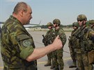 Velitel pozemních sil Ján Gurník promlouvá s chrudimskými výsadkái ped jejich...