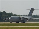 Letoun C-17 s eskými výsadkái odlétá na cviení Sil velmi rychlé reakce v...