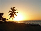 Slunce zapadá nad Karibikem nedaleko vesniky Guayacanes v Dominikánské...