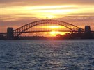 Západ slunce v Sydney - Harbour Bridge, vlevo opera