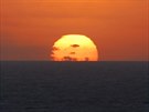 Západ slunce z paluby lodi Costa Victoria u ostrova Madeira