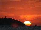 Západ slunce na ostrov Ibiza ve mst Sant Antoni. Místní íkají, e je slyet...