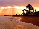 Rový západ slunce na plái Nissi Beach na Kypru, ve mst Ayia Napa