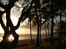 Nádherný západ slunce byl poízen v roce 2009 na Waikiki Beach na Honolulu,...