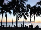 Západ slunce na Waikiki Beach na Honolulu