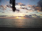 Romantický západ slunce na plái ostrova Mauritius.