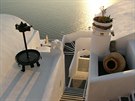 Poslední paprsky slunce na Santorini jet "bící" po schodech k nám