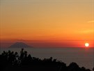 Západ slunce a Stromboli, foceno z italské pevniny