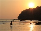 Západ slunce nad pláí Agonda beach v indickém stát Goa. Práce nkterých...