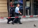 Policist� p�ed evakuovan�m obchodn�m centrem Palladium v Praze. (18. �ervna...
