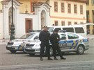 Policist� p�ed evakuovan�m obchodn�m centrem Palladium v Praze. (18. �ervna...