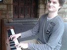 Jindich Domanja hraje melodii z veerníku Maxipes Fík na veejném pianu v...