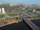 Okolí mostu Barikádník s pokraováním ulice V Holeovikách po navrené úprav.