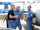 lenové skupiny Czech Flying Legends. Vpravo pilot  Roman Svoboda.