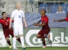 PORTUGALSKÁ RADOST Záloník Joao Mário (druhý zprava) práv vstelil gól Anglii...