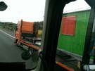 Souboj kamionu, cisterny a maringotky na dálnici A38 (15. ervna 2015)