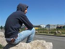 Tiadvacetiletý elektriká Nabil bydlí v Calais deset dní, u patnáctkrát ho...
