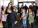 Angelina Jolie a Brad Pitt se svými dtmi (erven 2015)