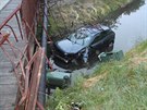 Osobní auto prorazilo zábradlí mostu a skonilo v korytu potoku.