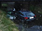 Osobní auto prorazilo zábradlí mostu a skonilo v korytu potoku. Cestou auto...