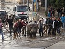 Lidé se snaí pomoct hrochovi, který uprchl ze zaplavené zoo v Gruzii.
