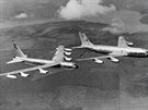 Bombardér Boeing B-52D erpá palivo od Boeingu KC-135A (1965)
